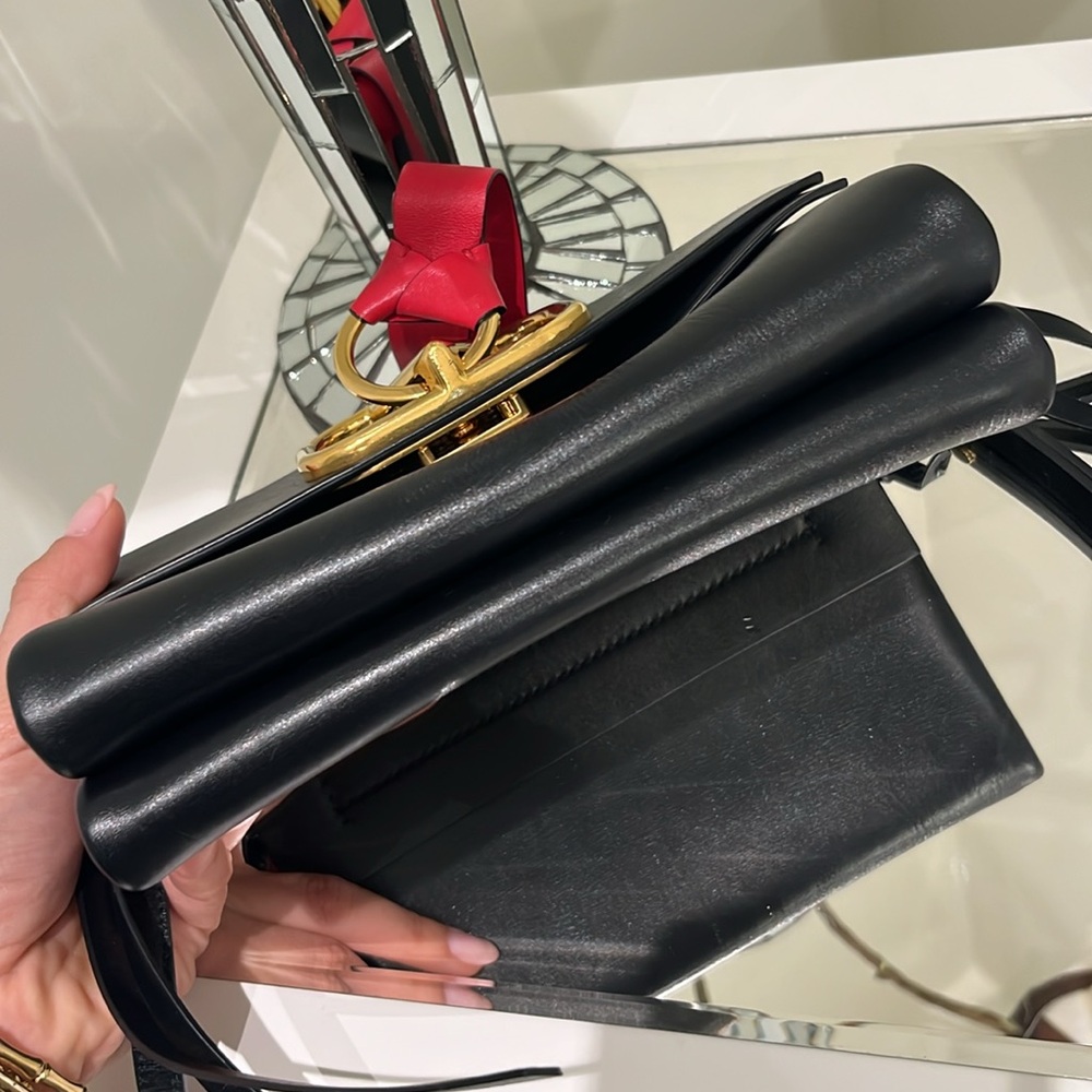 ✨SOLD✨Valentino Garavani Vring leather crossbody bag - Picture 9 of 11